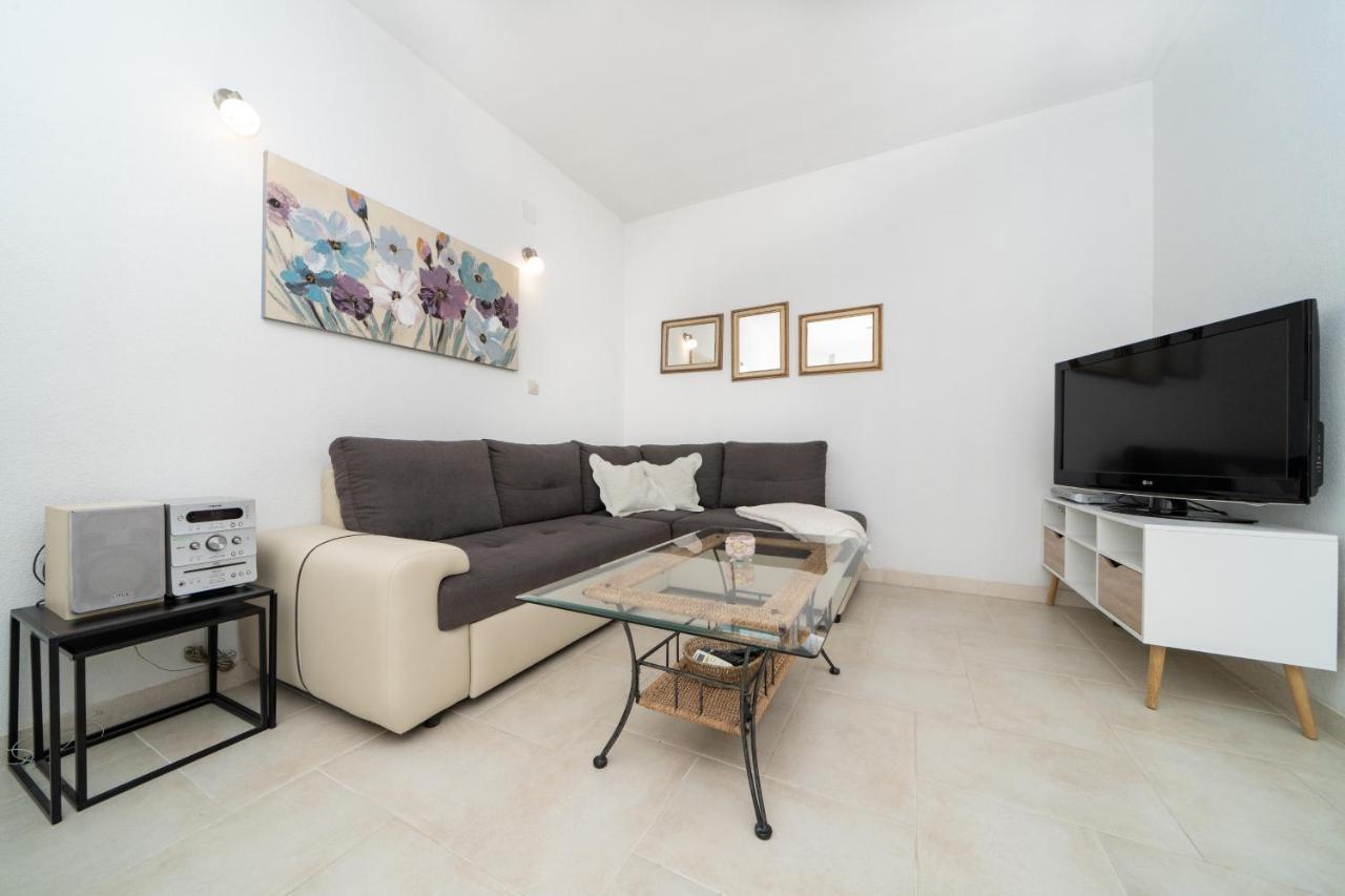 Apartments Siesta Sumartin Bagian luar foto