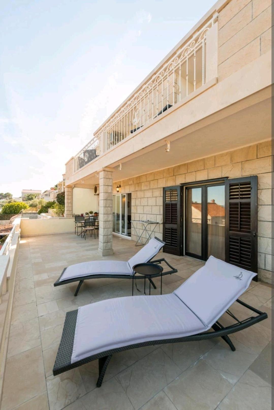 Apartments Siesta Sumartin Bagian luar foto
