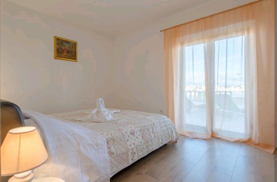 Apartments Siesta Sumartin Bagian luar foto