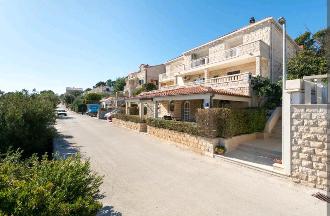 Apartments Siesta Sumartin Bagian luar foto